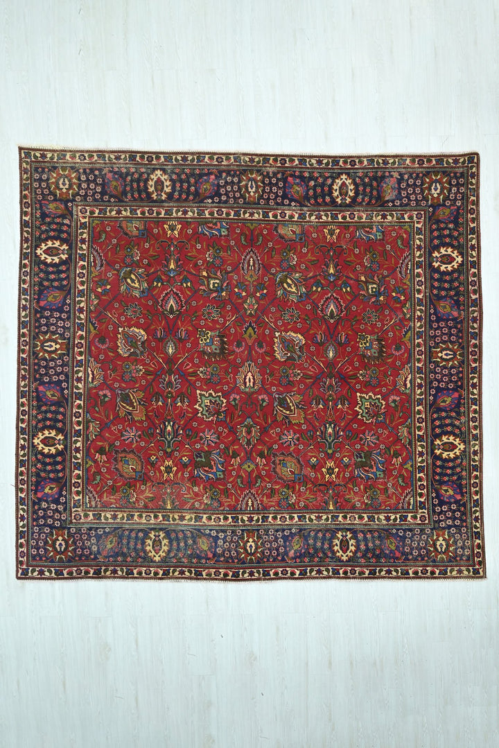 red Oversized rug 9' 6" x 9' 6"