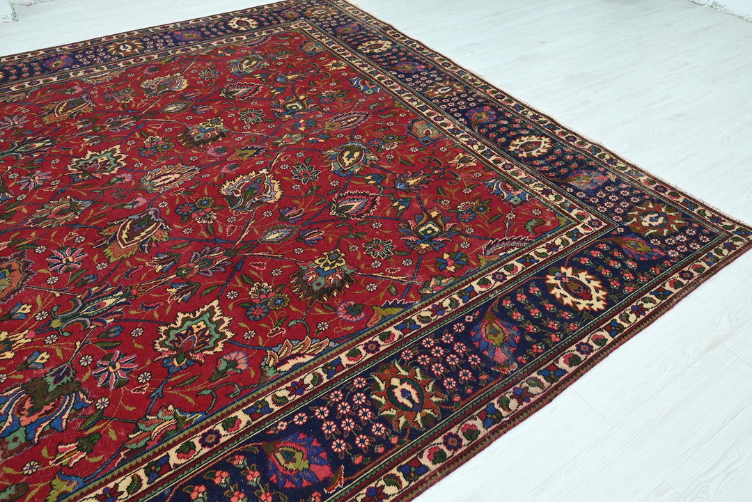 red Oversized rug 9' 6" x 9' 6"