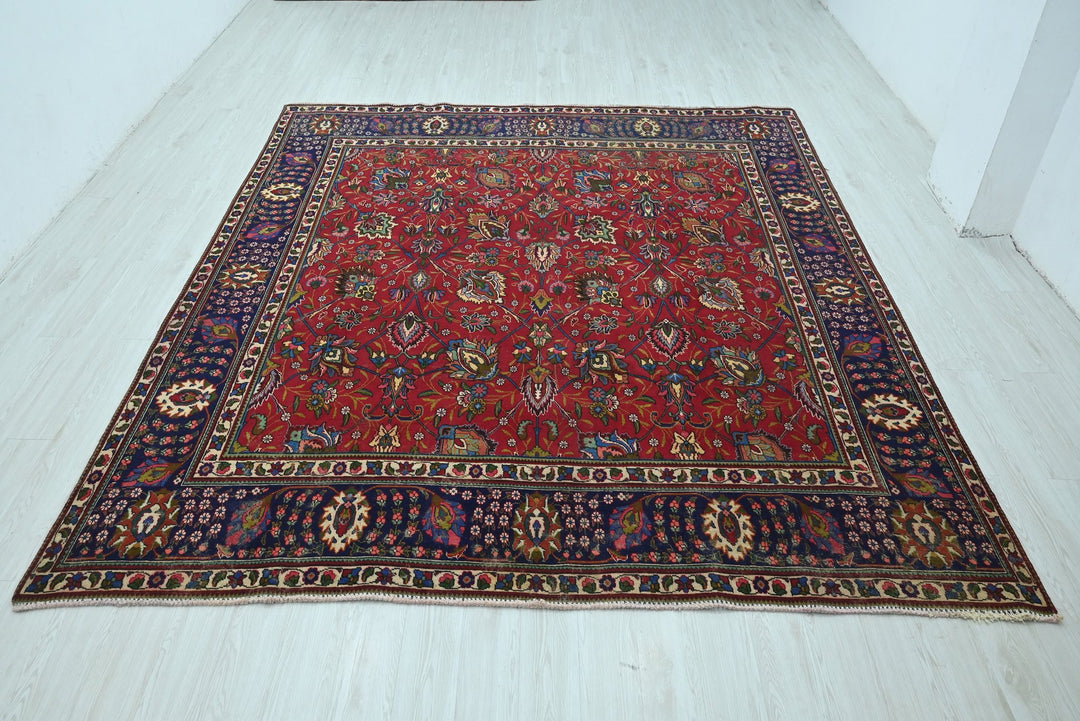 red Oversized rug 9' 6" x 9' 6"