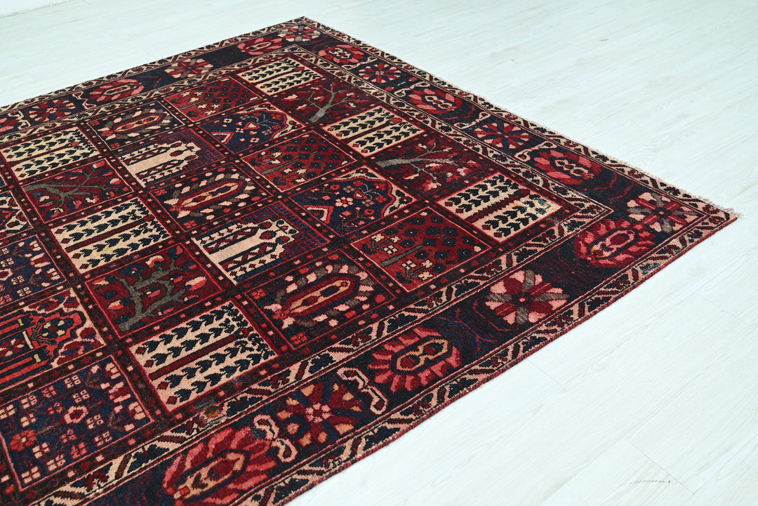 red Large rug 6' 7" x 9' 10"