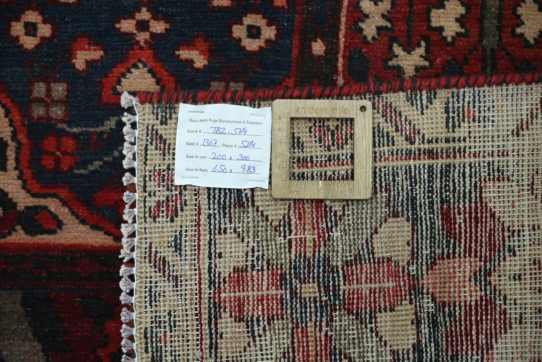 red Large rug 6' 7" x 9' 10"