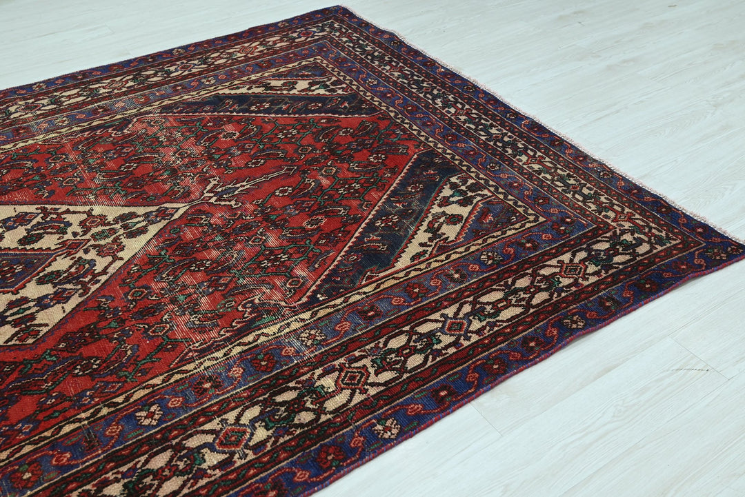 red Large rug 6' 9" x 10' 1"
