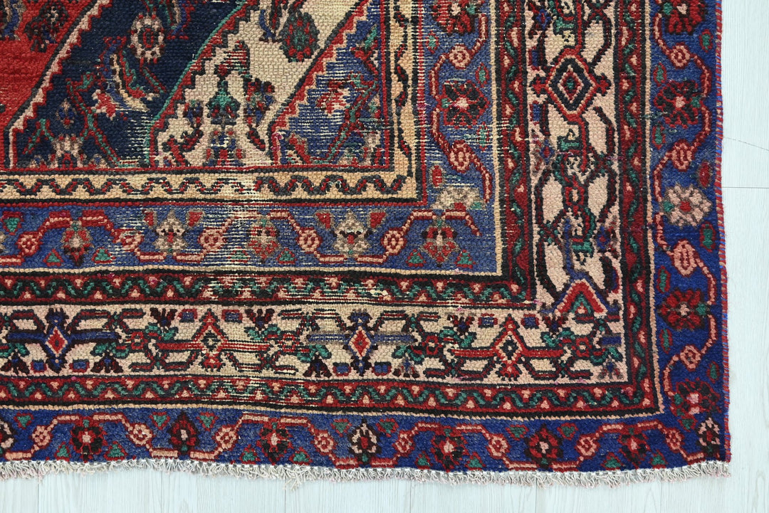 red Large rug 6' 9" x 10' 1"