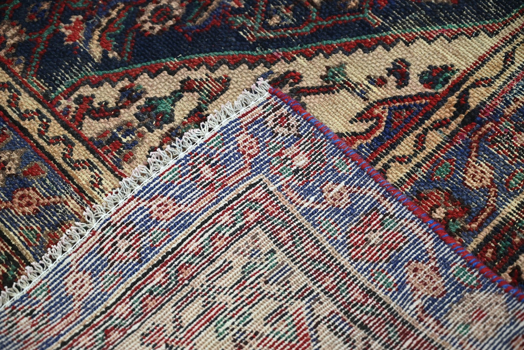red Large rug 6' 9" x 10' 1"