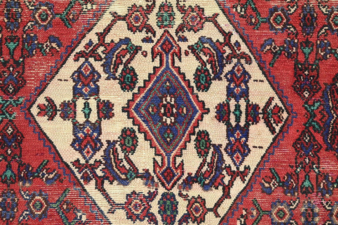 red Large rug 6' 9" x 10' 1"
