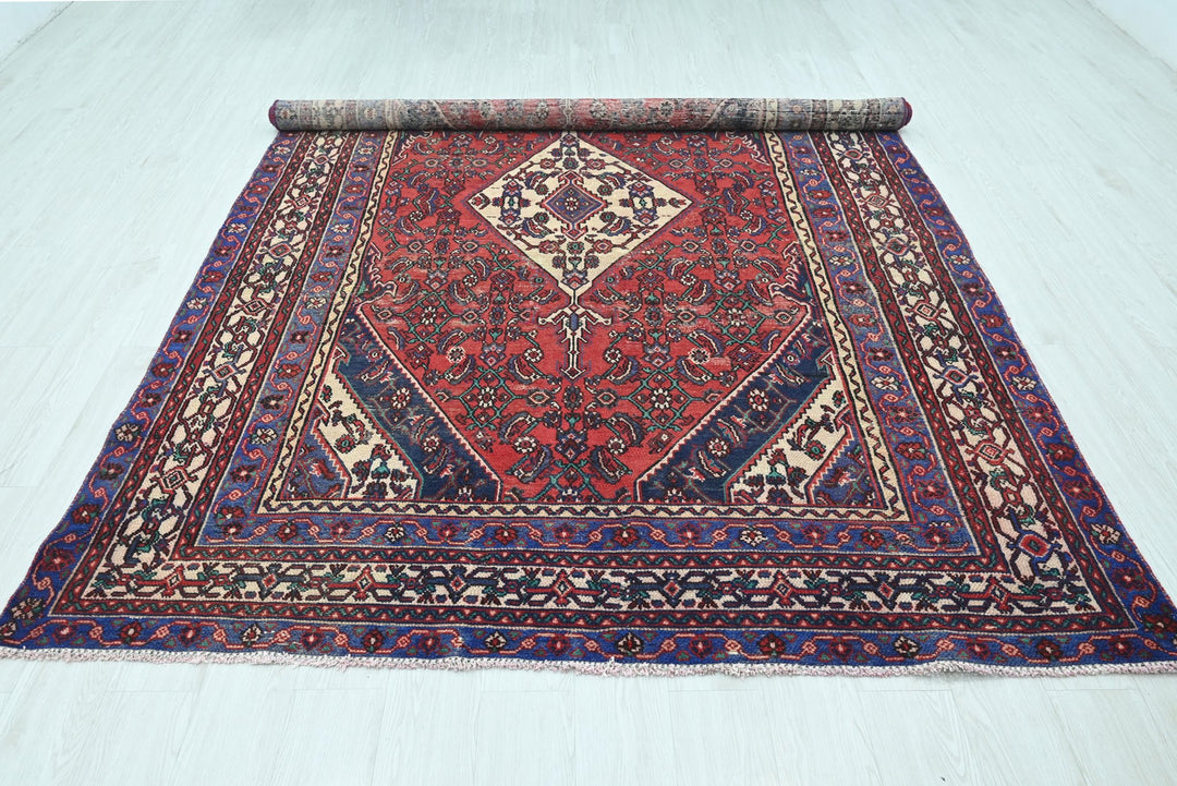 red Large rug 6' 9" x 10' 1"