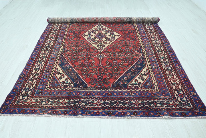 red Large rug 6' 9" x 10' 1"