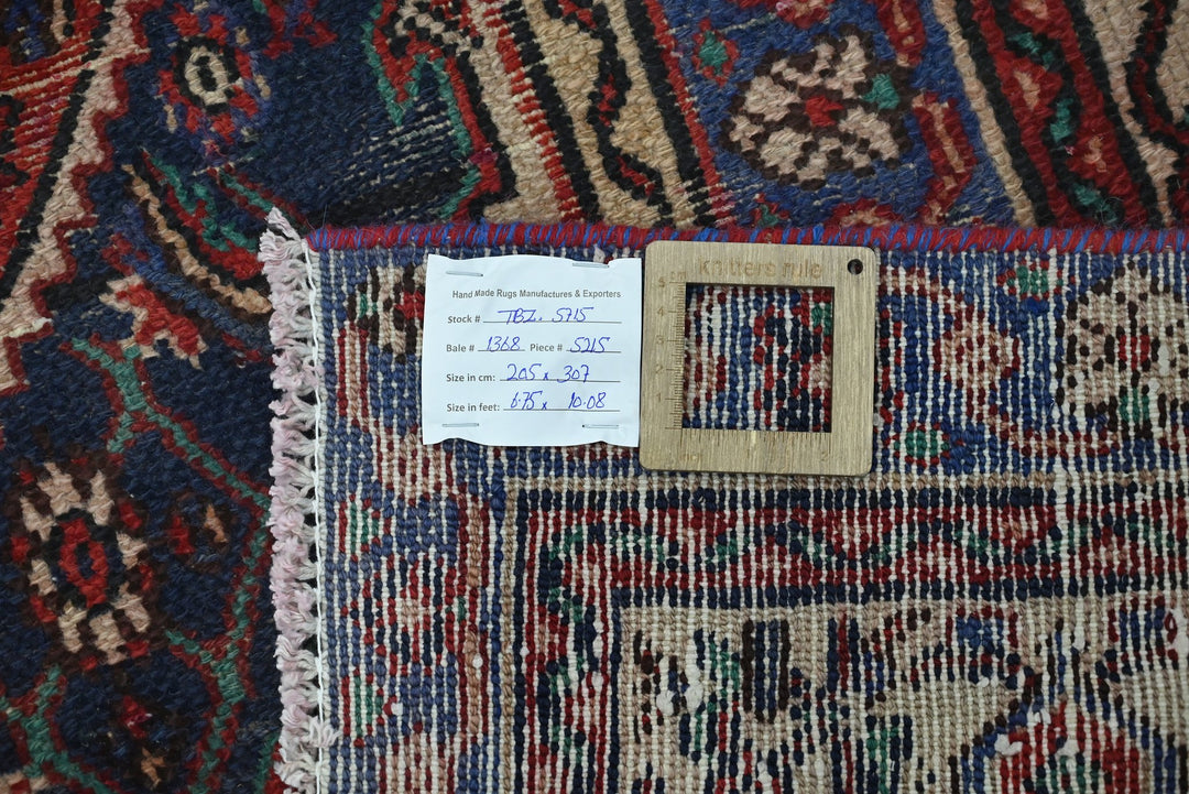 red Large rug 6' 9" x 10' 1"