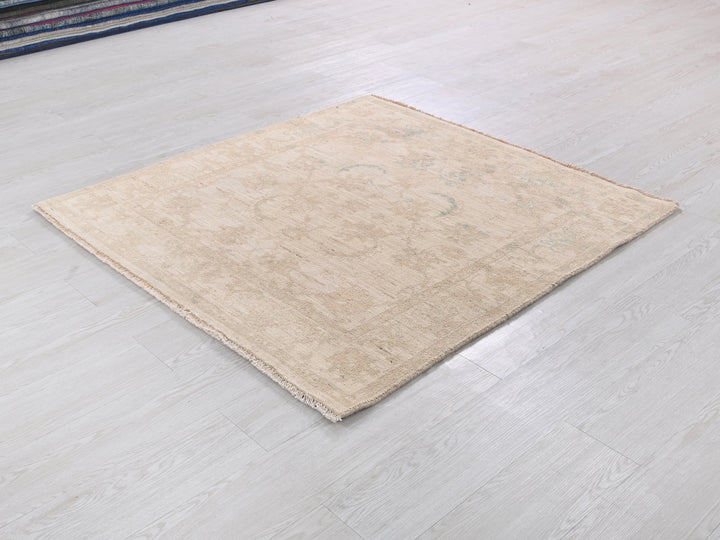 3' 11" x 4' 0"