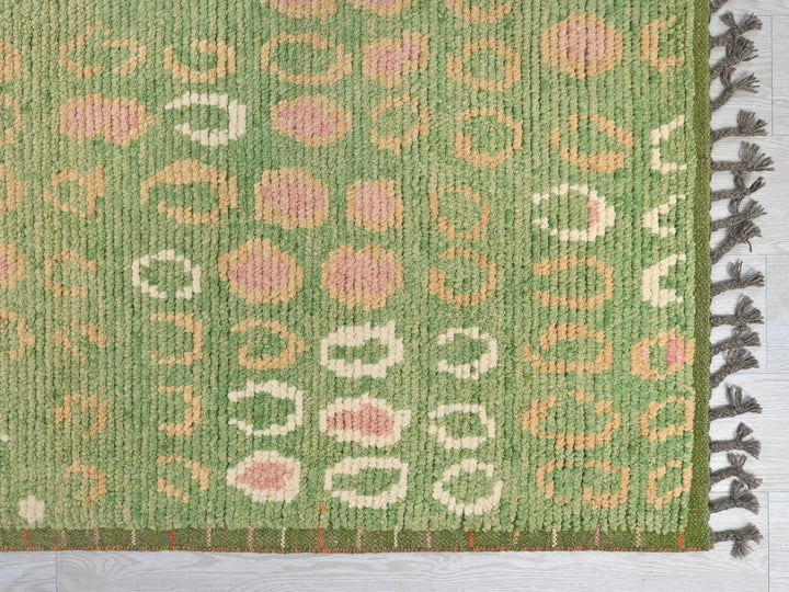 10' 5" x 14' 4"