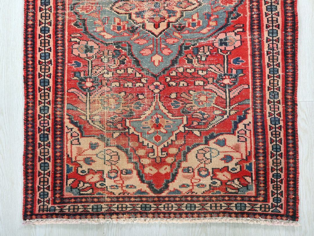 2' 4" x 3' 11"