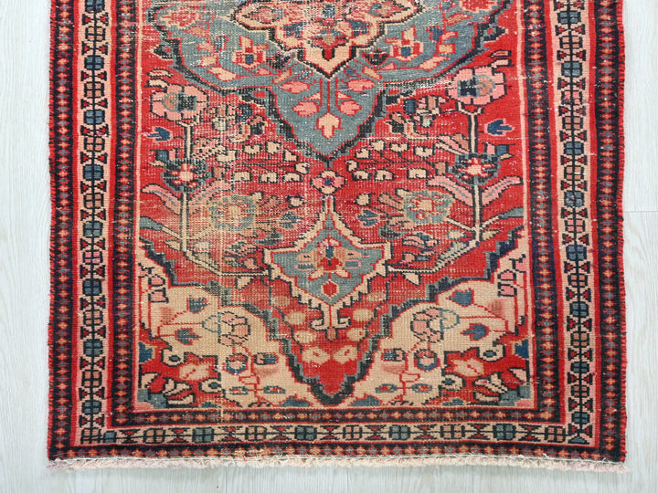 2' 4" x 3' 11"