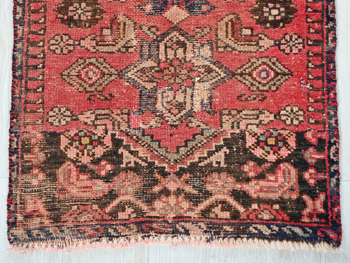1' 11" x 9' 0"