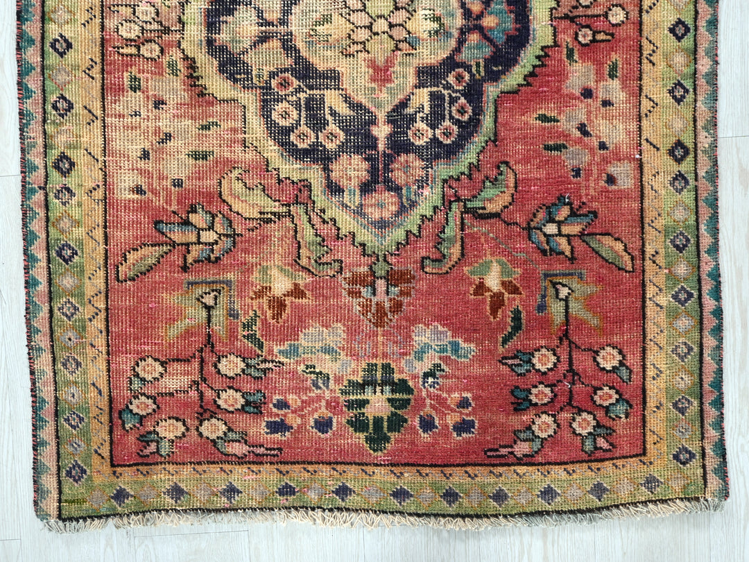 2' 11" x 3' 11"