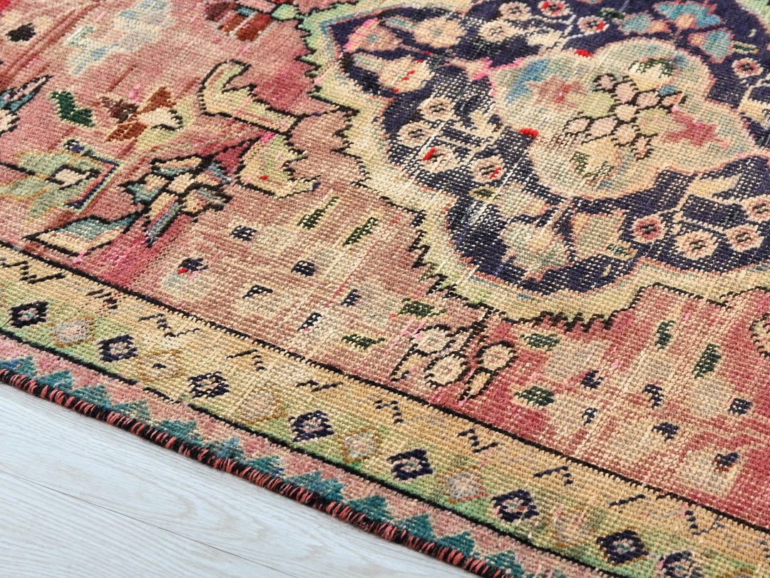 2' 11" x 3' 11"