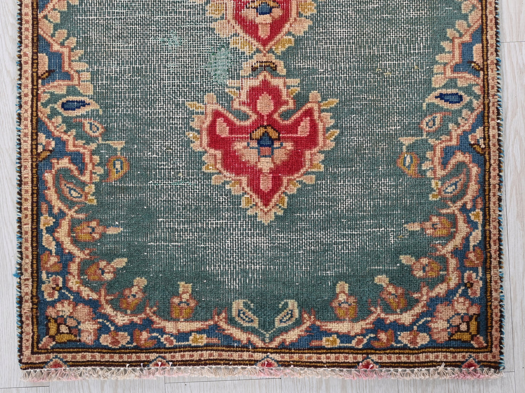 2' 0" x 4' 1"