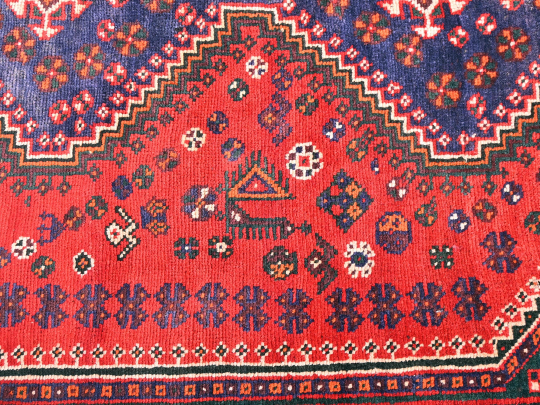 a close up of a red rug with a blue border