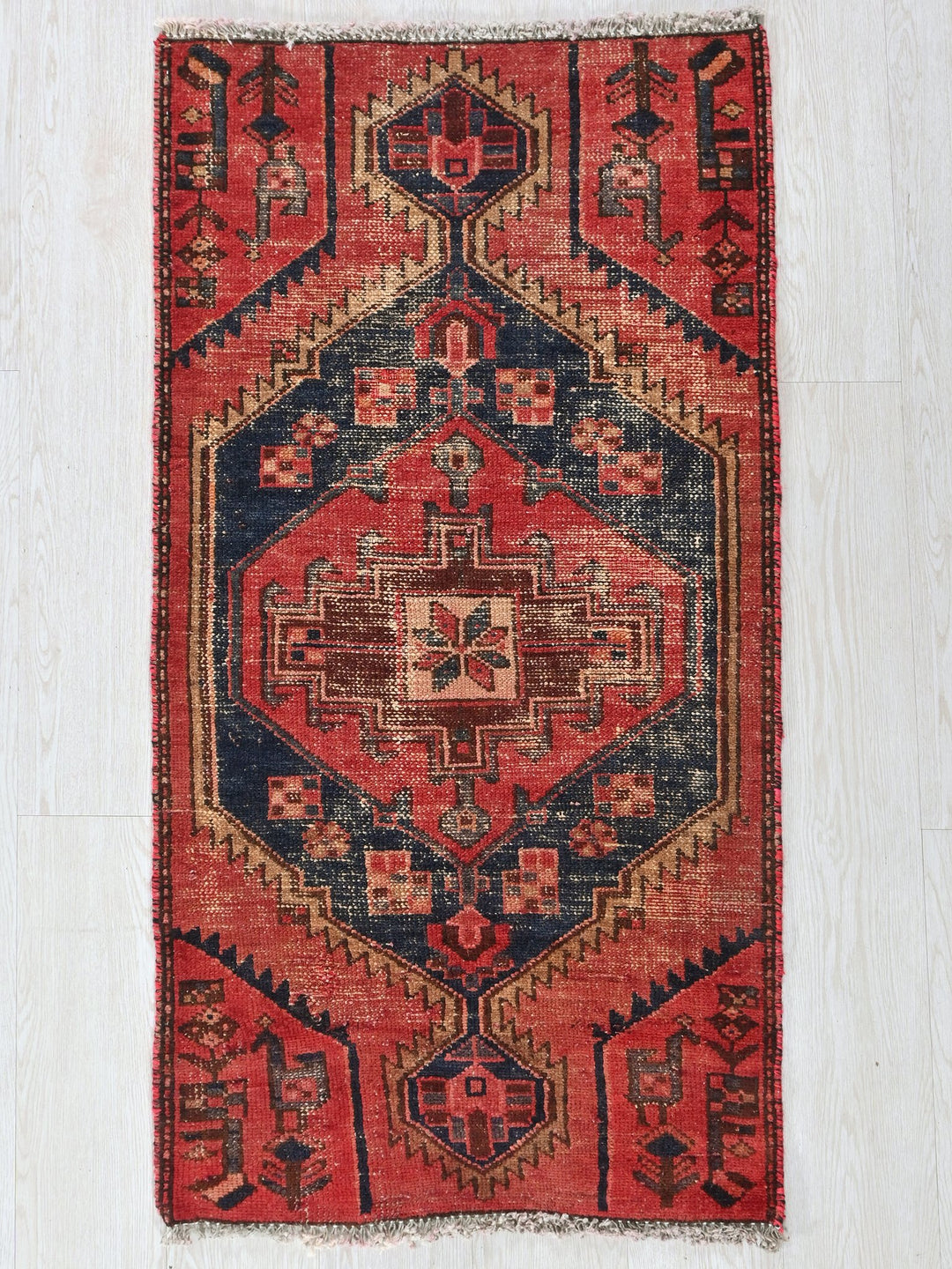 2' 1" x 3' 11"