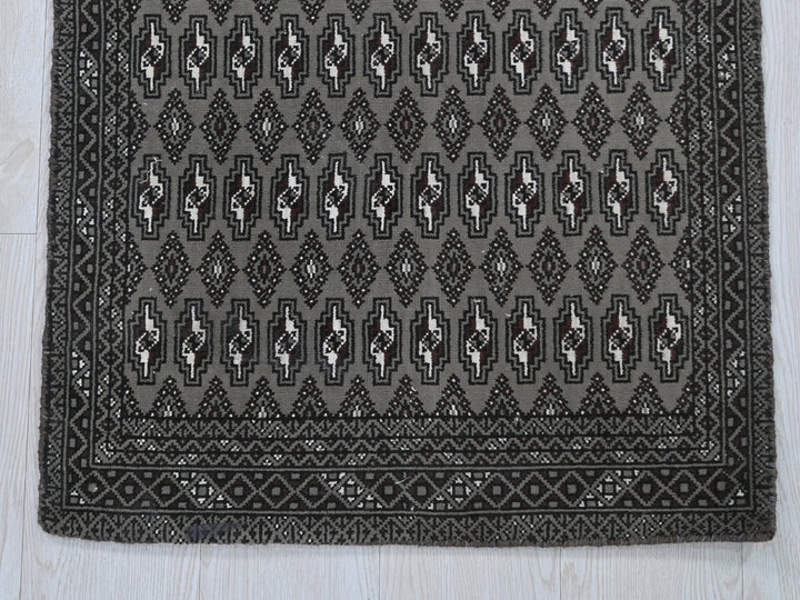 2' 0" x 4' 1"