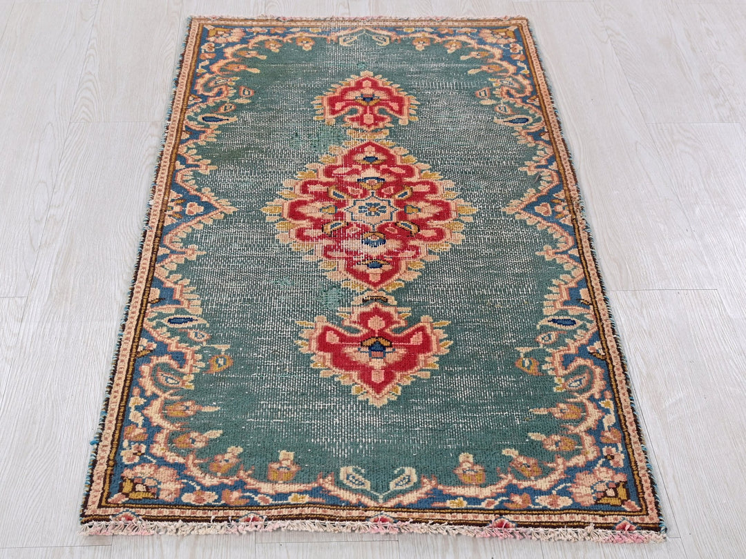 2' 0" x 4' 1"