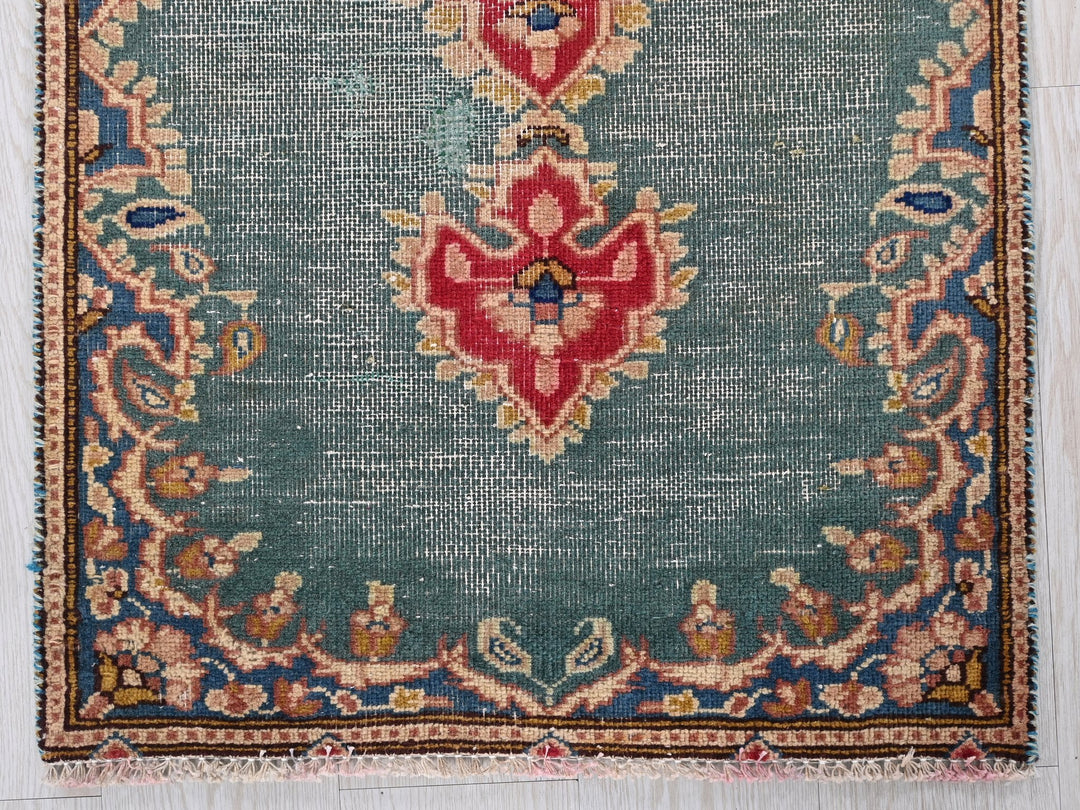 2' 0" x 4' 1"