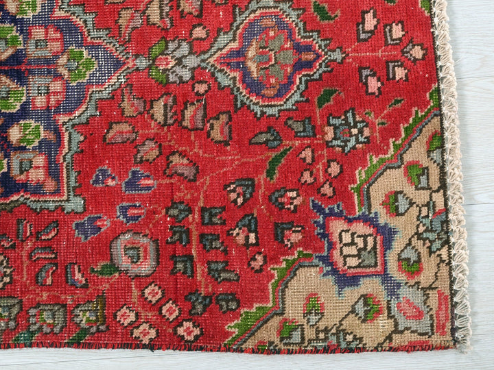 2' 4" x 3' 11"