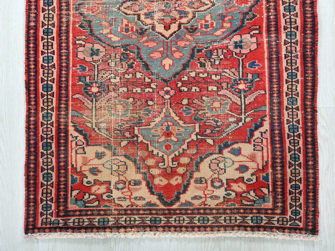 2' 4" x 3' 11"