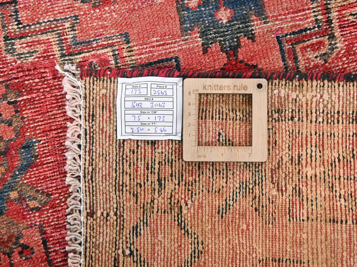 2' 6" x 5' 8"
