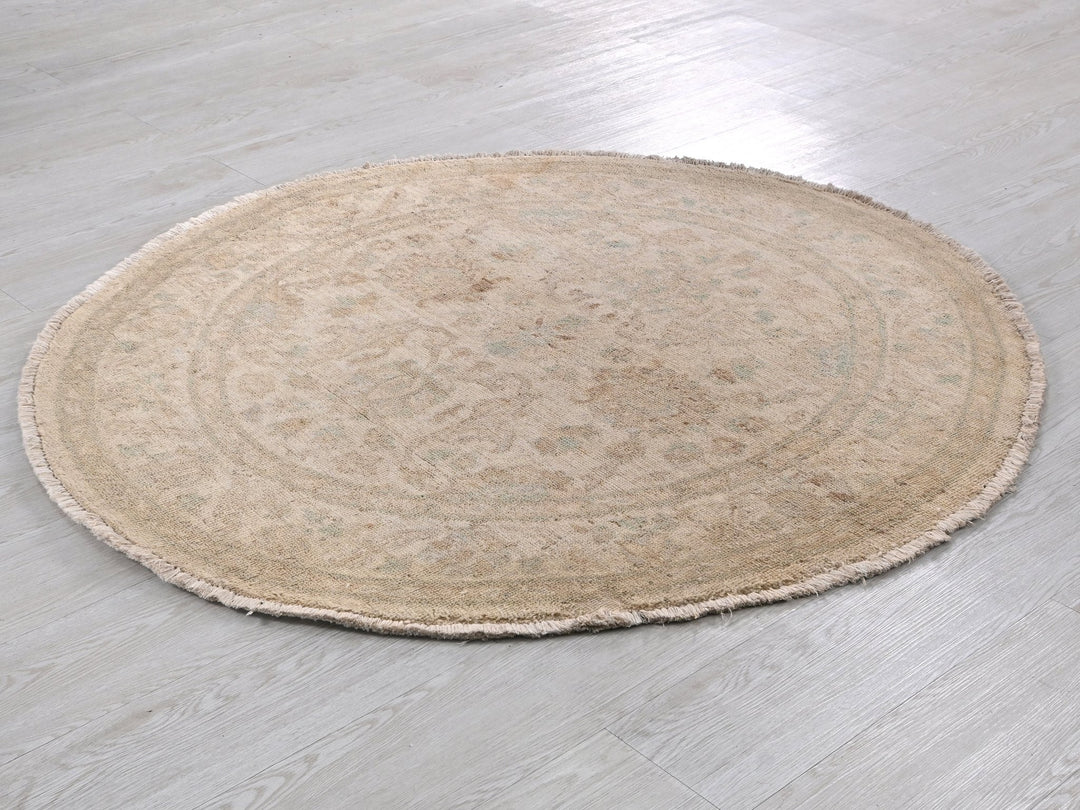 3' 10" x 3' 10"